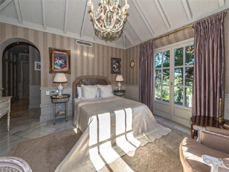 Marbella Großzügige Villa im klassischen Stil Haus kaufen