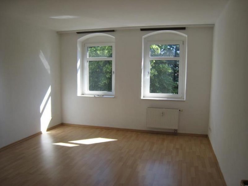 Chemnitz Große 2-Zimmer mit Laminat, Wannenbad, Stellplatz und Balkon in ruhiger Lage! EBK mgl. Wohnung mieten