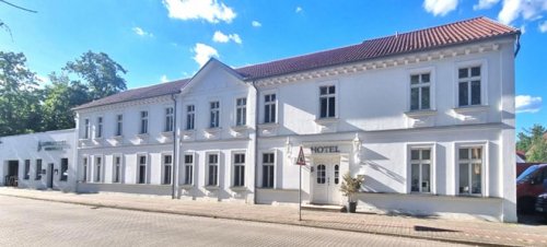 Borgsdorf Immo Alleinauftrag!

Frei stehend: Traditionsreiches Hotel 
mit Restaurant, Festsaal und 
großem Biergarten 
in begehrter Lage nahe