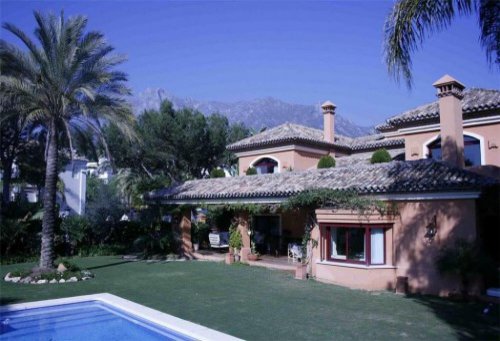 Marbella Immobilien Luxuriöse Villa im andalusischen Stil in Toplage Haus kaufen