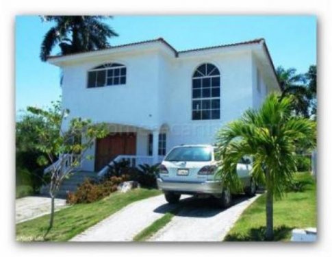 Sosúa/Dominikanische Republik Immobilie kostenlos inserieren Sosúa: Neu erbautes Haus in familiären Wohnanlage, großzügige Raumaufteilung mit 220 m² (2,367 sqft.) Wohnfläche auf zwei 