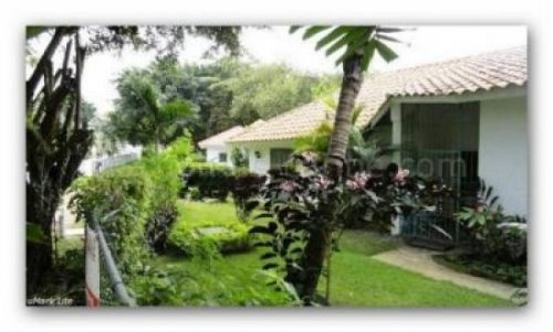 Sosúa/Dominikanische Republik Suche Immobilie Sosua: Familiäre attraktive Wohnanlage mit Haupthaus und vier Gäste-Wohnungen mit Pool in renommierter Wohngegend nahe dem 