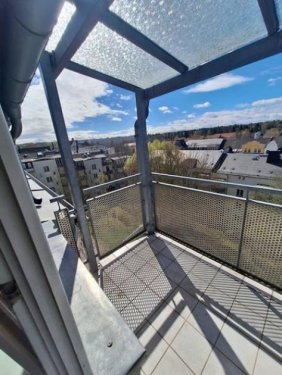 Chemnitz Terrassenwohnung Gemütliche DG 3-Zimmer mit Laminat, Balkon und Wannenbad in ruhiger Lage! EBK mgl. Wohnung mieten