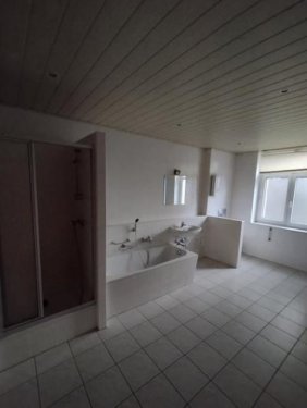 Chemnitz Suche Immobilie Große 3-Zimmer mit Laminat, Balkon, Wanne und Dusche in ruhiger Lage Wohnung mieten