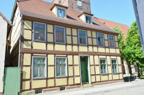 Osterburg (Altmark) Provisionsfreie Immobilien schöne helle 3 Zimmerwohnung, direkt im Zentrum von der Stadt Osterburg Wohnung mieten