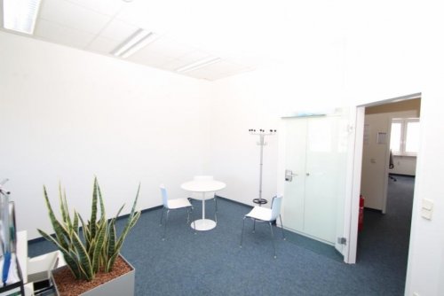 München Günstiges Büro 4 Zimmer Büro - 2 Eingänge - ca. 180 m² - zur Untervermietung geeignet Gewerbe mieten