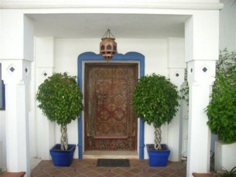 Golden Mile Marbella Luxusvilla erste Strandlage vermietung oder verkauf El Oasis Club Haus