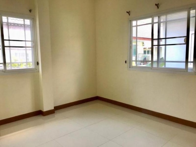 Nakhonratchasima 2-geschossige Villa Pandingthon in Nakhonratchasima, Naimuang Haus