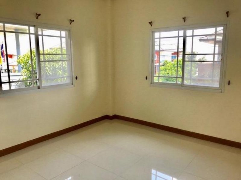 Nakhonratchasima 2-geschossige Villa Pandingthon in Nakhonratchasima, Naimuang Haus