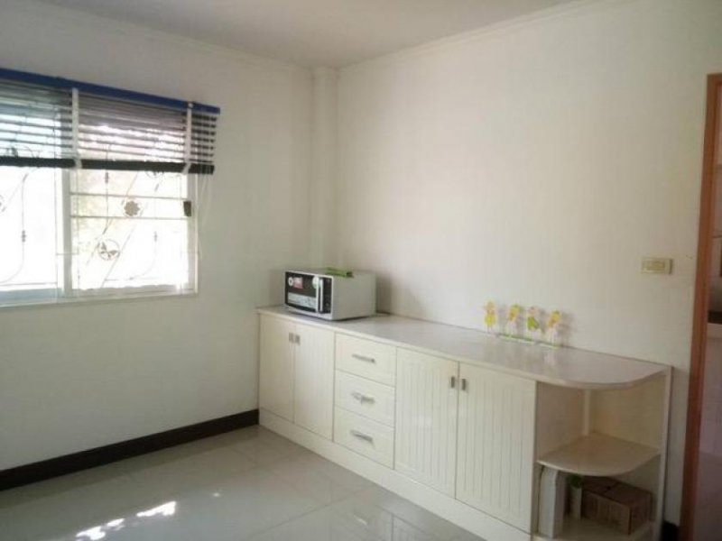 Nakhonratchasima Exklusive Villa in Suranaree, Korat Südwest, teilmöbliert. Haus