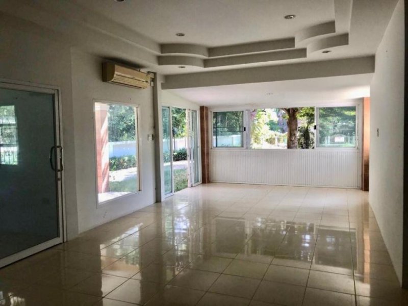 Nakhonratchasima Haus mit grossem Carport in Korat Hua Thale Haus