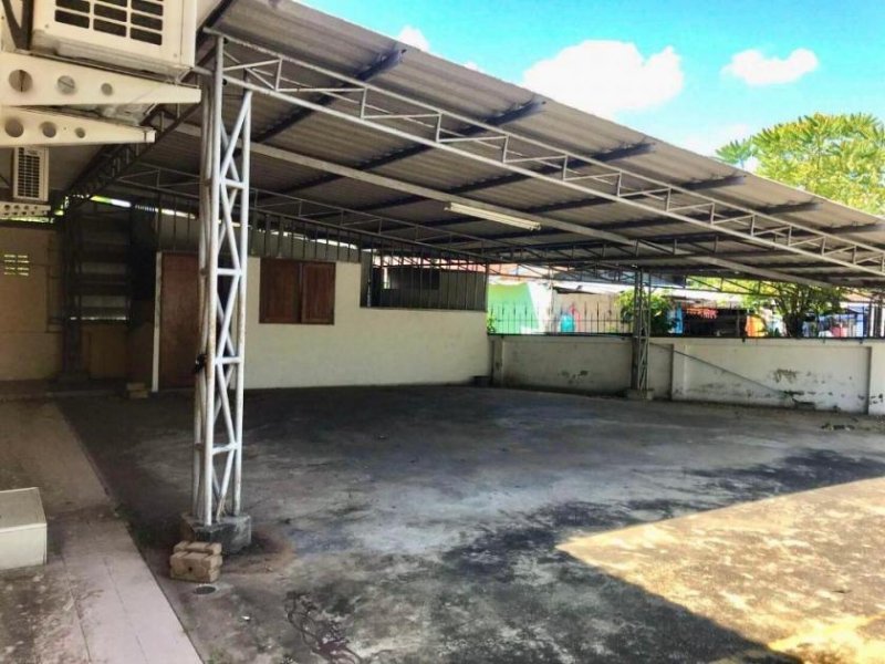Nakhonratchasima Haus mit grossem Carport in Korat Hua Thale Haus