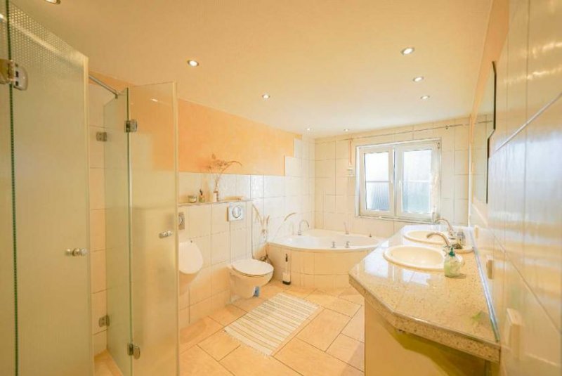 Ratingen Freistehendes Einfamilienhaus mit Garten und Sonnenbalkon Haus 