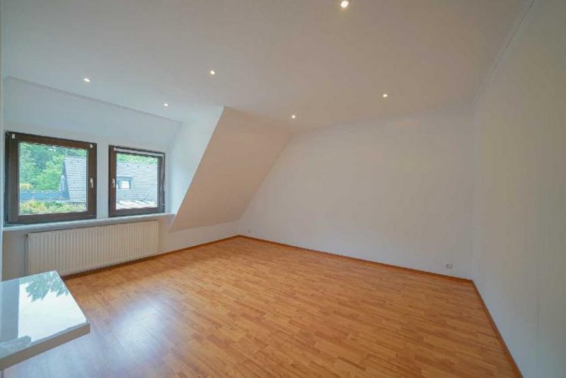 Ratingen Breitscheid: Einfamilienhaus mit Garten und 2 Garagen Haus