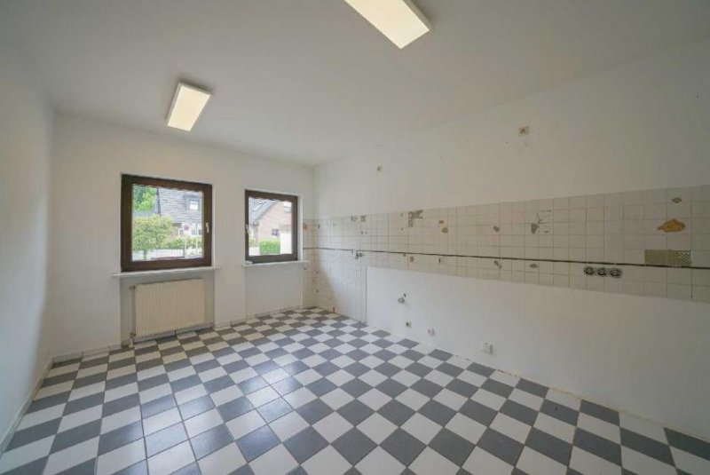 Ratingen Breitscheid: Einfamilienhaus mit Garten und 2 Garagen Haus