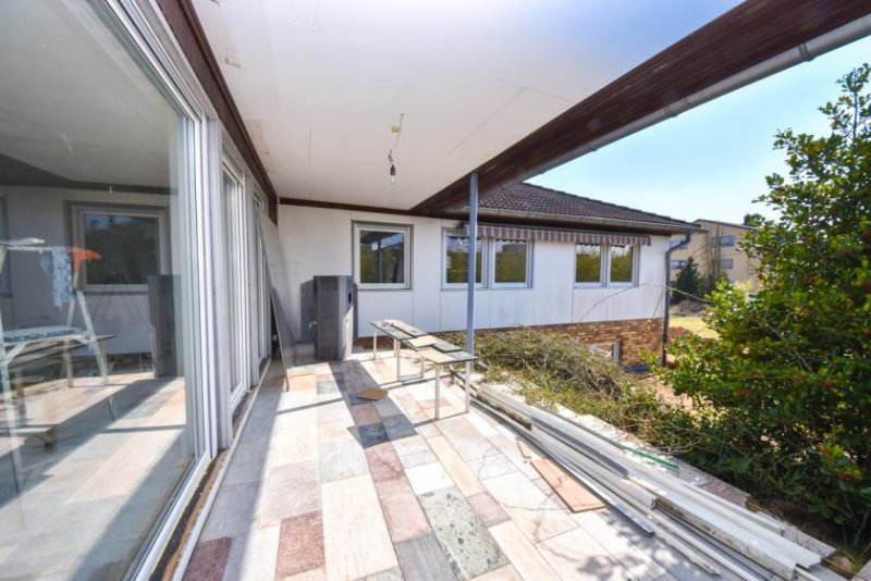 Eppertshausen DIETZ: ZWEITER BEZUG nach Sanierung! Einfamilienhaus mit ELW oder Büro, 2 Garagen und Garten Haus