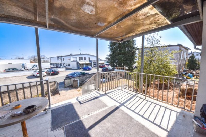Eppertshausen DIETZ: ZWEITER BEZUG nach Sanierung! Einfamilienhaus mit ELW oder Büro, 2 Garagen und Garten Haus