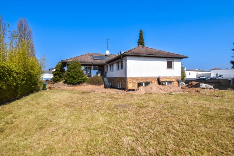Eppertshausen DIETZ: ZWEITER BEZUG nach Sanierung! Einfamilienhaus mit ELW oder Büro, 2 Garagen und Garten Haus