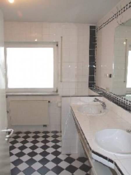 Nürnberg N-Steinplatte: RMH (5 Zi.), Fliesen, EBK, 2 Bäder, Balkon, Wintergarten,Terrasse, TG Haus