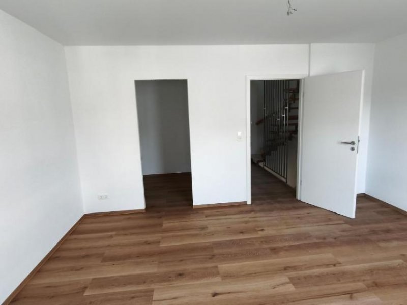 Roth (Landkreis Roth) Reihenmittelhaus mit Garten, Garage und zusätzlichem Stellplatz Haus 