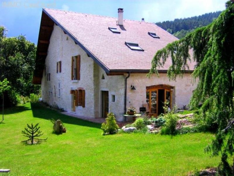 Bellegarde-sur-Valserine Herrlich gelegen und mitten im Grünen!! Äusserst stilvolle Villa in den Französischen Alpen, mit einer grosszügigen von 380