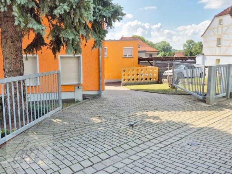 Riesa ***JETZT AN DIE ALTERSVORSORGE DENKEN - RENDITEOBJEKT FÜR VERMIETER IN RIESA*** Mehrfamilienhaus mit 4 Wohneinheiten, Garagen,