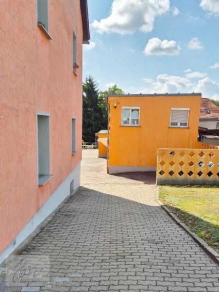 Riesa ***JETZT AN DIE ALTERSVORSORGE DENKEN - RENDITEOBJEKT FÜR VERMIETER IN RIESA*** Mehrfamilienhaus mit 4 Wohneinheiten, Garagen,