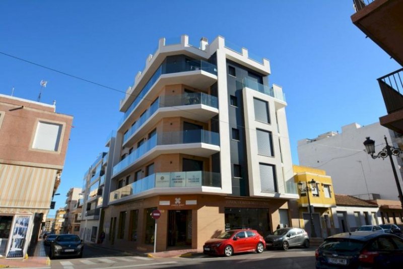 Guardamar del Segura Neuwertige Penthouse-Wohnung mit 2 Schlafzimmern, 2 Bädern, Dachterrasse und Tiefgaragenstellplatz nur 700 m vom Strand Wohnung