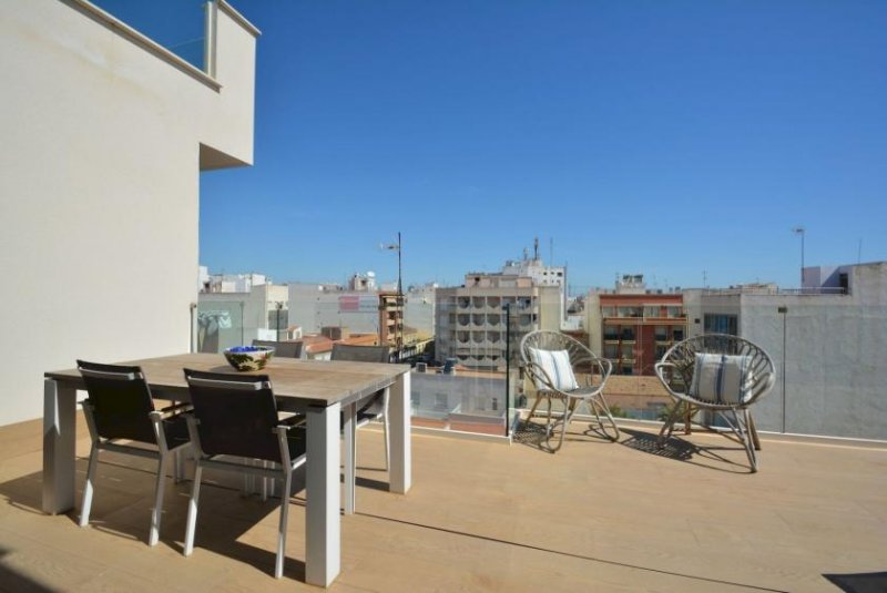 Guardamar del Segura Neuwertige Penthouse-Wohnung mit 2 Schlafzimmern, 2 Bädern, Dachterrasse und Tiefgaragenstellplatz nur 700 m vom Strand Wohnung