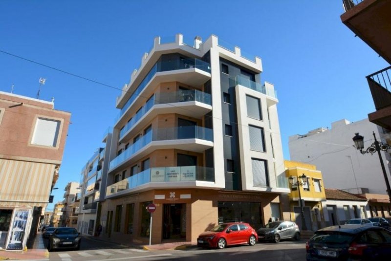 Guardamar del Segura Neuwertige Penthouse-Wohnung mit 2 Schlafzimmern, 2 Bädern, Dachterrasse und Tiefgaragenstellplatz nur 700 m vom Strand Wohnung