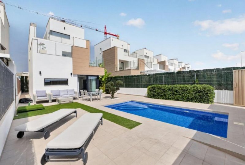 Groß Schacksdorf-Simmersdorf Moderne freistehende Villa mit 3 Schlafzimmern, 2 Bädern, Gäste-WC und privatem Pool in El Raso Haus kaufen