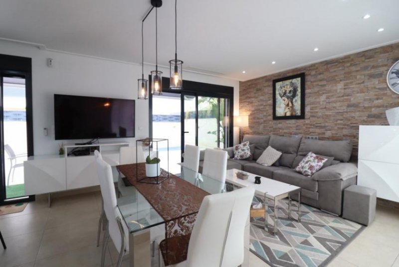 Benijófar Moderne Doppelhaushälfte mit 3 Schlafzimmern, 2 Bädern, Gäste-WC, Dachterrasse und Privatpool Haus kaufen