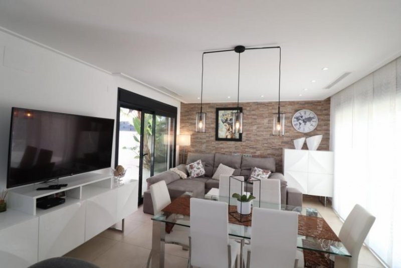 Benijófar Moderne Doppelhaushälfte mit 3 Schlafzimmern, 2 Bädern, Gäste-WC, Dachterrasse und Privatpool Haus kaufen