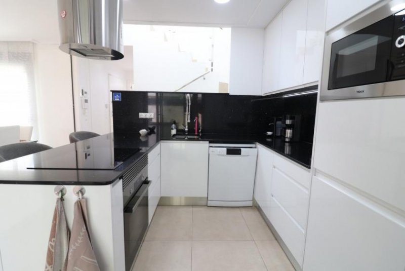 Benijófar Moderne Doppelhaushälfte mit 3 Schlafzimmern, 2 Bädern, Gäste-WC, Dachterrasse und Privatpool Haus kaufen