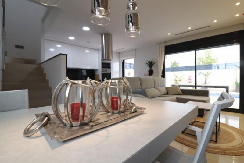 Benijófar Moderne Villa mit 3 Schlafzimmern, 2 Bädern, Dachterrasse, Kfz-Stellplatz und Privatpool Haus kaufen
