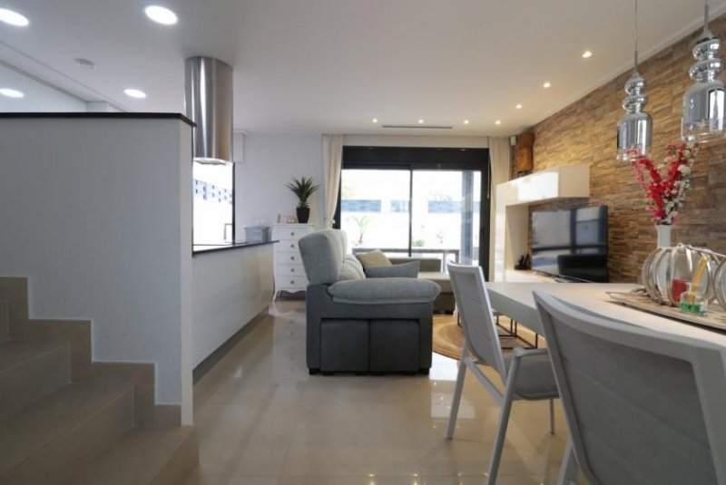 Benijófar Moderne Villa mit 3 Schlafzimmern, 2 Bädern, Dachterrasse, Kfz-Stellplatz und Privatpool Haus kaufen