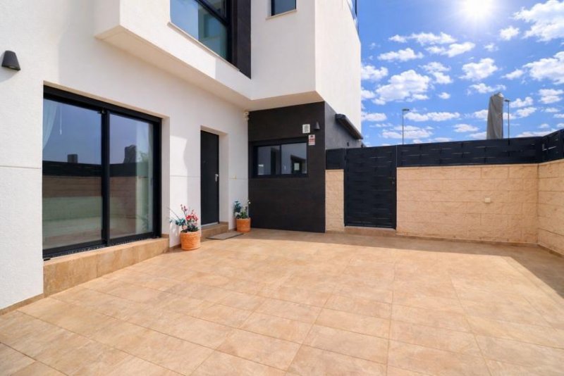 Benijófar Moderne Villa mit 3 Schlafzimmern, 2 Bädern, Dachterrasse, Kfz-Stellplatz und Privatpool Haus kaufen