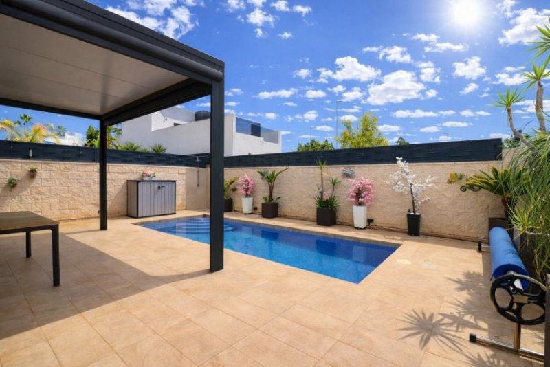 Benijófar Moderne Villa mit 3 Schlafzimmern, 2 Bädern, Dachterrasse, Kfz-Stellplatz und Privatpool Haus kaufen
