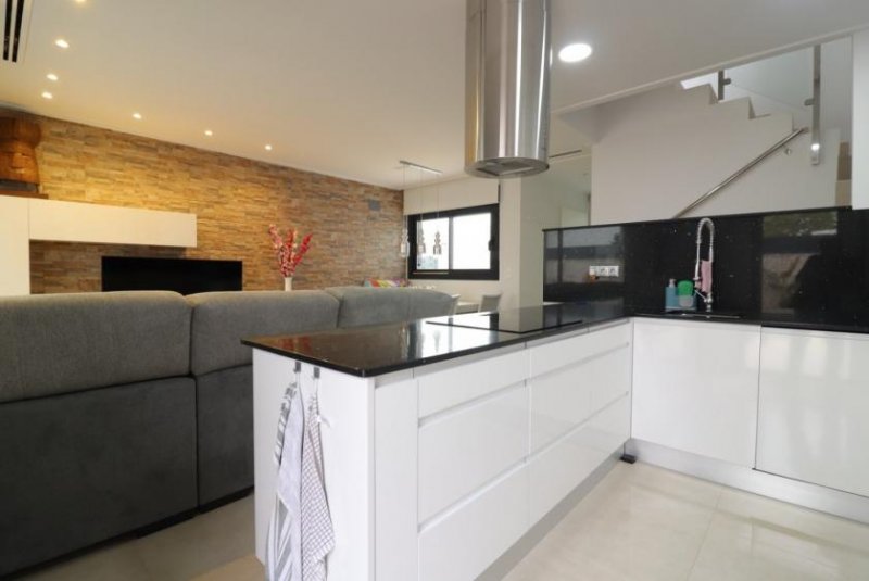 Benijófar Moderne Villa mit 3 Schlafzimmern, 2 Bädern, Dachterrasse, Kfz-Stellplatz und Privatpool Haus kaufen