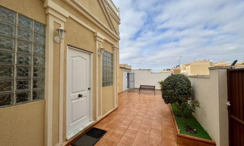 Torrevieja Freistehende Villa mit 4 Schlafzimmern, 2 Bädern, Dachterrasse und Garage in Aguas Nuevas Haus kaufen