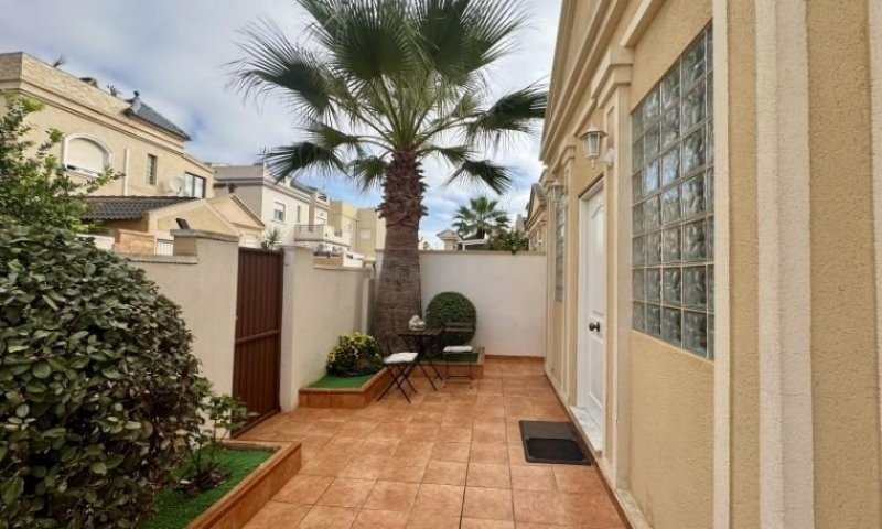 Torrevieja Freistehende Villa mit 4 Schlafzimmern, 2 Bädern, Dachterrasse und Garage in Aguas Nuevas Haus kaufen