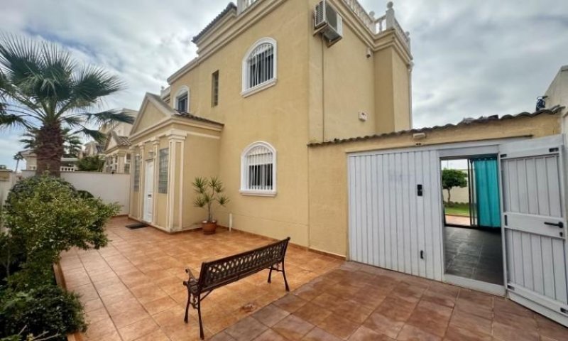 Torrevieja Freistehende Villa mit 4 Schlafzimmern, 2 Bädern, Dachterrasse und Garage in Aguas Nuevas Haus kaufen