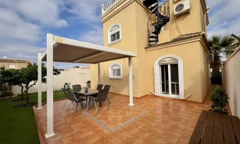 Torrevieja Freistehende Villa mit 4 Schlafzimmern, 2 Bädern, Dachterrasse und Garage in Aguas Nuevas Haus kaufen