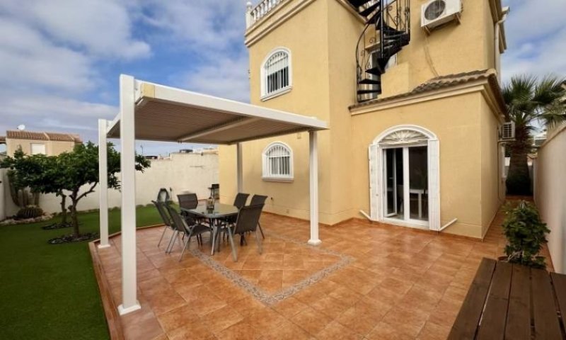 Torrevieja Freistehende Villa mit 4 Schlafzimmern, 2 Bädern, Dachterrasse und Garage in Aguas Nuevas Haus kaufen