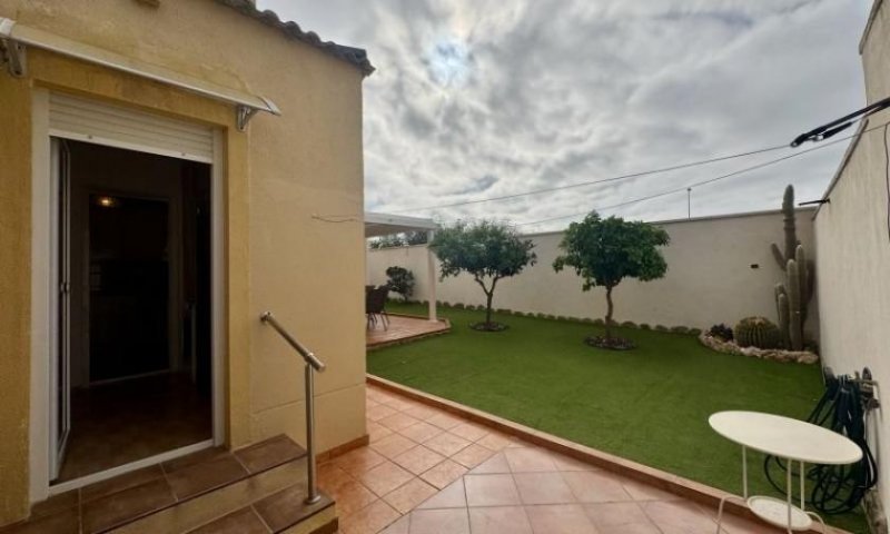 Torrevieja Freistehende Villa mit 4 Schlafzimmern, 2 Bädern, Dachterrasse und Garage in Aguas Nuevas Haus kaufen