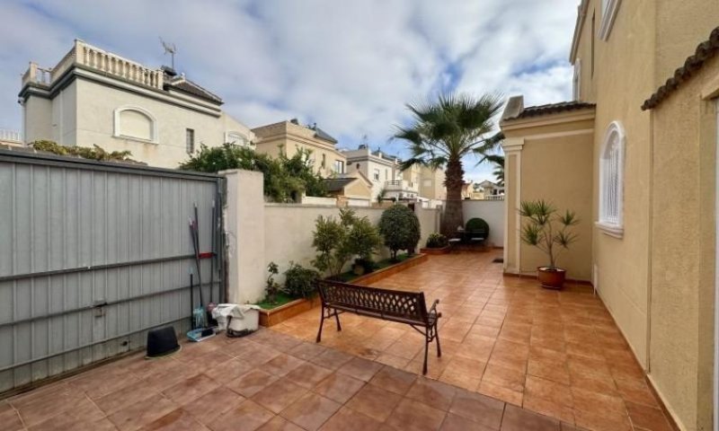 Torrevieja Freistehende Villa mit 4 Schlafzimmern, 2 Bädern, Dachterrasse und Garage in Aguas Nuevas Haus kaufen