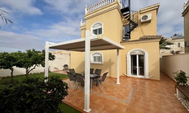 Torrevieja Freistehende Villa mit 4 Schlafzimmern, 2 Bädern, Dachterrasse und Garage in Aguas Nuevas Haus kaufen