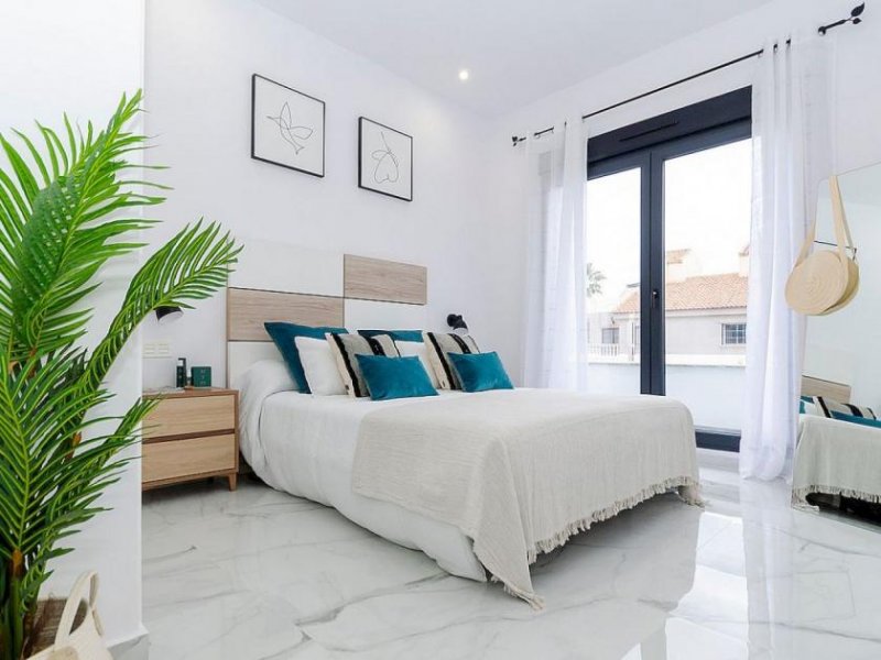 Torrevieja Laguna Neubau-Villa mit Pool in hohem Standard Haus kaufen