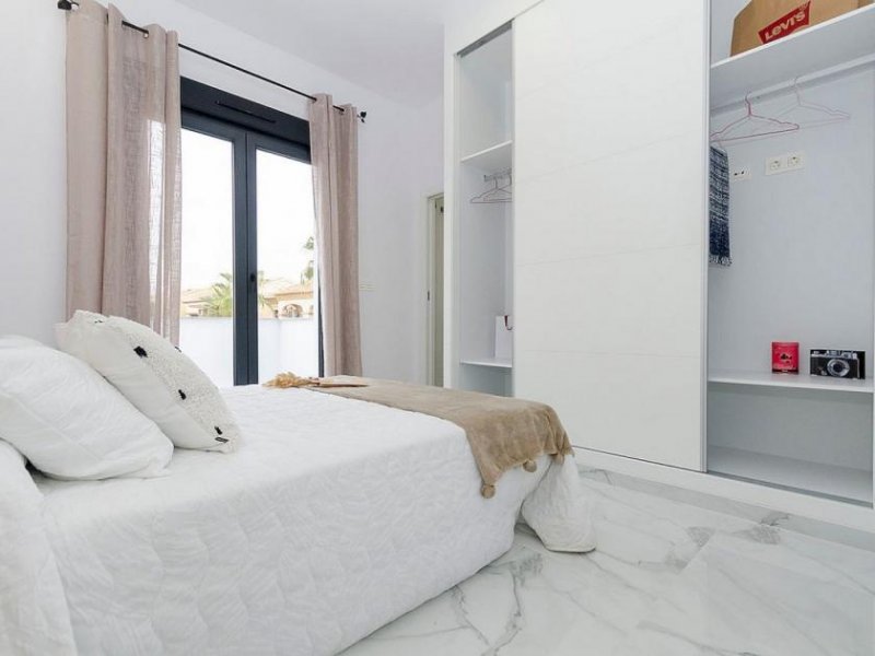 Torrevieja Laguna Neubau-Villa mit Pool in hohem Standard Haus kaufen