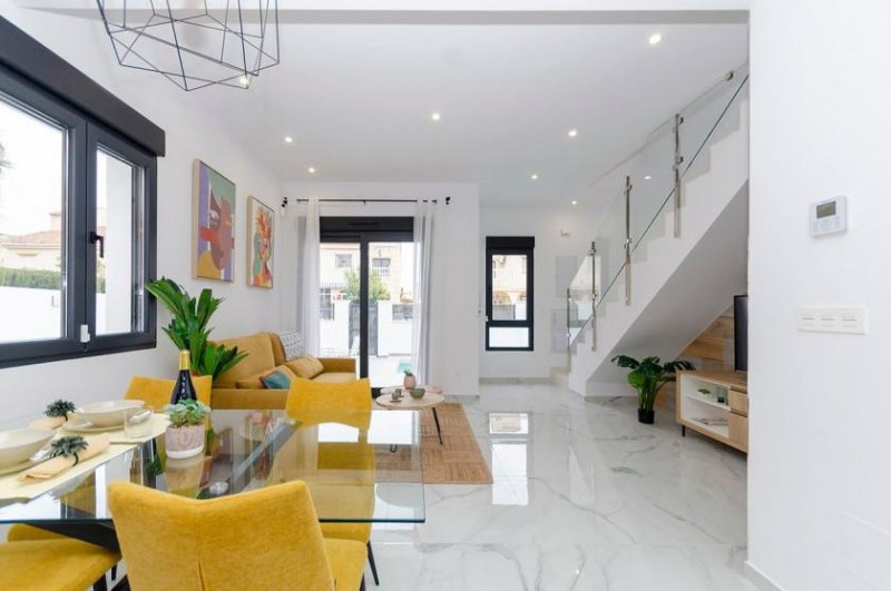 Torrevieja Villen mit 3 Schlafzimmern, 3 Bädern, Vorinstallation Klimaanlage, Privatpool und Kfz-Stellplatz Haus kaufen